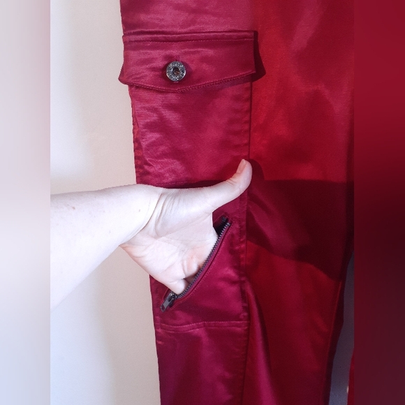 GUESS JEANS silky, stretchy cargo pants with multiple pockets - Picture 9 of 9